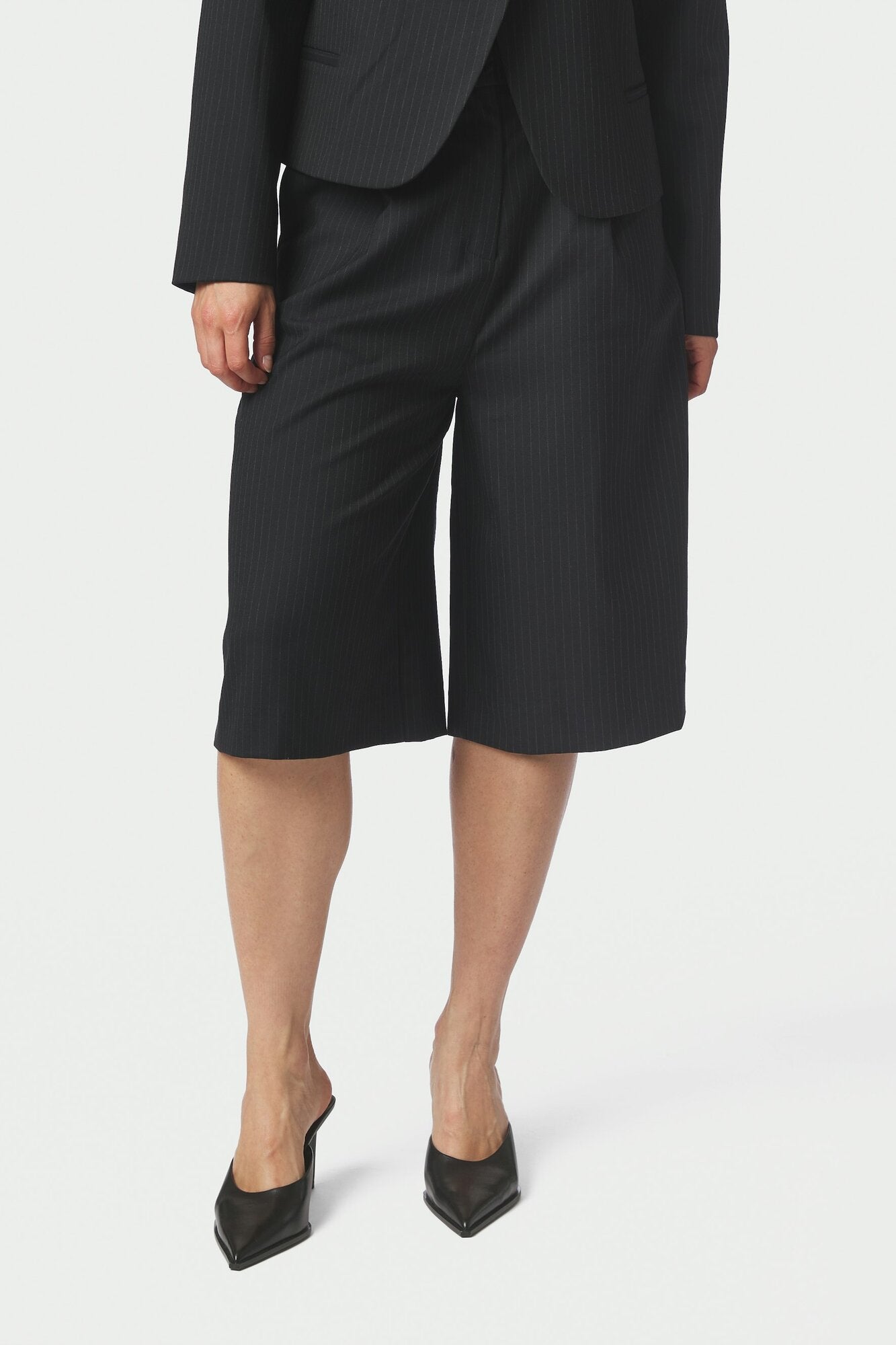 Rima Slim Pinstripe shorts - Dark Navy